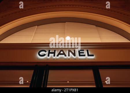 Klassisches Chanel-Logo. Luxuriöse Boutique-Schaufenster. Chanel ist ein 1909 gegründetes Modehaus, das sich auf Haute Couture-Waren spezialisiert hat. Stockfoto