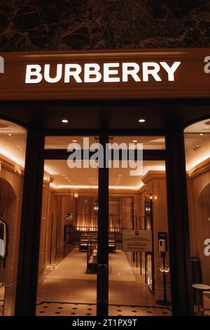 Braune klassische historische Fassade der Burberry Boutique. Burberry ist eine britische Luxuskleidermarke Stockfoto