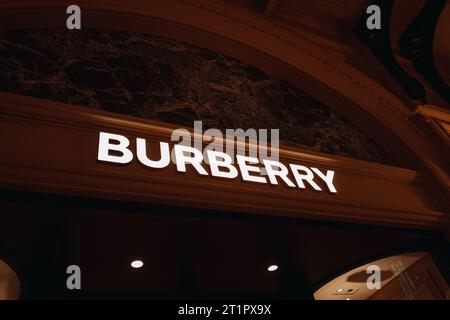 Braune klassische historische Fassade der Burberry Boutique. Burberry ist eine britische Luxuskleidermarke Stockfoto