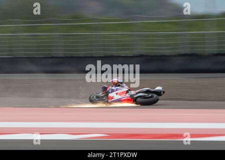 Lombok. Oktober 2023. Jorge Martin von Prima Pramac Racing stürzt während des indonesischen MotoGP-Rennens am 15. Oktober 2023 auf dem Pertamina Mandalika International Street Circuit auf Lombok Island in Indonesien ab. Veri Sanovri/Xinhua/Alamy Live News Stockfoto