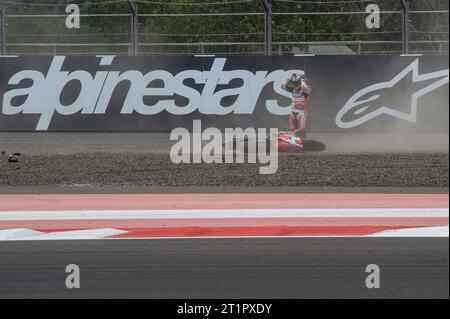 Lombok. Oktober 2023. Jorge Martin von Prima Pramac Racing steht neben seinem Fahrrad, nachdem er am 15. Oktober 2023 während des indonesischen MotoGP-Rennens auf dem Pertamina Mandalika International Street Circuit auf Lombok Island in Indonesien abstürzte. Veri Sanovri/Xinhua/Alamy Live News Stockfoto