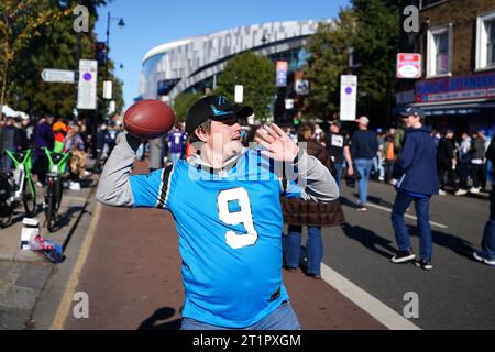 NFL-Fans genießen die Atmosphäre vor dem internationalen Spiel der NFL im Tottenham Hotspur Stadium in London. Bilddatum: Sonntag, 15. Oktober 2023. Stockfoto