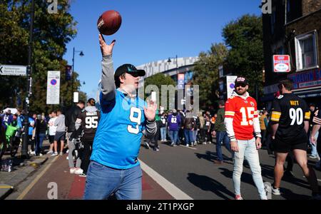 NFL-Fans genießen die Atmosphäre vor dem internationalen Spiel der NFL im Tottenham Hotspur Stadium in London. Bilddatum: Sonntag, 15. Oktober 2023. Stockfoto