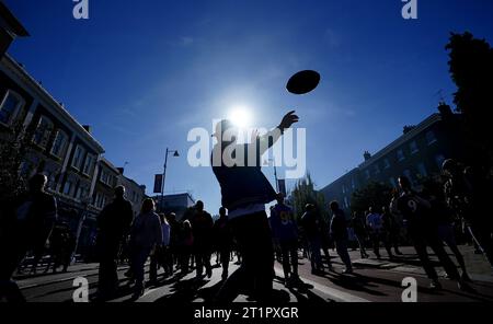 NFL-Fans genießen die Atmosphäre vor dem internationalen Spiel der NFL im Tottenham Hotspur Stadium in London. Bilddatum: Sonntag, 15. Oktober 2023. Stockfoto