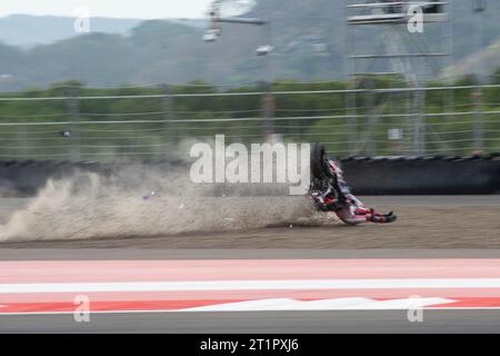 Lombok. Oktober 2023. Jorge Martin von Prima Pramac Racing stürzt während des indonesischen MotoGP-Rennens am 15. Oktober 2023 auf dem Pertamina Mandalika International Street Circuit auf Lombok Island in Indonesien ab. Veri Sanovri/Xinhua/Alamy Live News Stockfoto