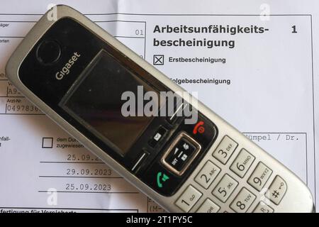 Krankmeldung mit Telefon *** kranker Hinweis mit Telefon Copyright: XLobeca/RHx Credit: Imago/Alamy Live News Stockfoto