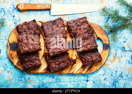 Panforte, eine ungewöhnlich leckere Weihnachtsleckerbissen aus getrockneten Früchten und Nüssen. Italienisches Weihnachtsgebäck Stockfoto