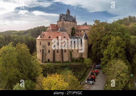 Die Burg Kriebstein ist eine im 14. Jahrhundert entstandene Burg in der gleichnamigen Gemeinde Kriebstein in der Nähe der Stadt Waldheim in Sachsen. Die Anlage befindet sich auf einem Felssporn oberhalb der Zschopau und wird durch die gotische Architektur des Spätmittelalters geprägt. *** Schloss Kriebstein ist eine im 14. Jahrhundert errichtete Burg in der gleichnamigen Gemeinde Kriebstein bei Waldheim in Sachsen die Anlage liegt auf einem Felssporn oberhalb der Zschopau und zeichnet sich durch die gotische Architektur des Spätmittelalters aus Quelle: Imago/Alamy Live News Stockfoto