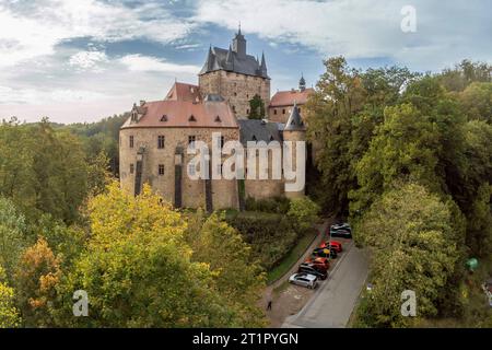 Die Burg Kriebstein ist eine im 14. Jahrhundert entstandene Burg in der gleichnamigen Gemeinde Kriebstein in der Nähe der Stadt Waldheim in Sachsen. Die Anlage befindet sich auf einem Felssporn oberhalb der Zschopau und wird durch die gotische Architektur des Spätmittelalters geprägt. *** Schloss Kriebstein ist eine im 14. Jahrhundert errichtete Burg in der gleichnamigen Gemeinde Kriebstein bei Waldheim in Sachsen die Anlage liegt auf einem Felssporn oberhalb der Zschopau und zeichnet sich durch die gotische Architektur des Spätmittelalters aus Quelle: Imago/Alamy Live News Stockfoto