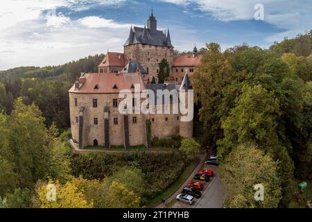 Die Burg Kriebstein ist eine im 14. Jahrhundert entstandene Burg in der gleichnamigen Gemeinde Kriebstein in der Nähe der Stadt Waldheim in Sachsen. Die Anlage befindet sich auf einem Felssporn oberhalb der Zschopau und wird durch die gotische Architektur des Spätmittelalters geprägt. *** Schloss Kriebstein ist eine im 14. Jahrhundert errichtete Burg in der gleichnamigen Gemeinde Kriebstein bei Waldheim in Sachsen die Anlage liegt auf einem Felssporn oberhalb der Zschopau und zeichnet sich durch die gotische Architektur des Spätmittelalters aus Quelle: Imago/Alamy Live News Stockfoto