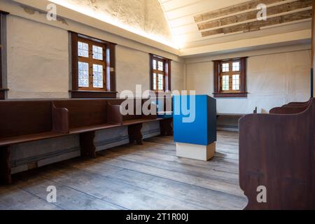 Bad Windsheim, Deutschland. Oktober 2023. Der ehemalige Gebetssaal der ehemaligen Allersheimer Synagoge. Nachdem die ehemalige Synagoge in Allersheim, einem Stadtteil von Giebelstadt in Unterfranken, abgebaut und zunächst im Fränkischen Freilichtmuseum gelagert worden war, wurde sie nach dreijähriger Umbauzeit im Freilichtmuseum eröffnet. Quelle: Pia Bayer/dpa/Alamy Live News Stockfoto