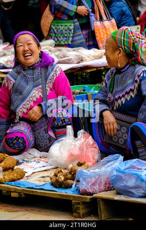 Bac Ha, Vietnam. Hmong Frauen in traditioneller Kleidung sprechen auf dem Sonntagsmarkt. Provinz Lao Cai. Stockfoto