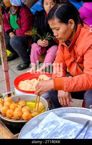 Bac Ha, Vietnam. Sonntagsmarkt Szene, Frau kocht auf dem Markt. Provinz Lao Cai. Stockfoto