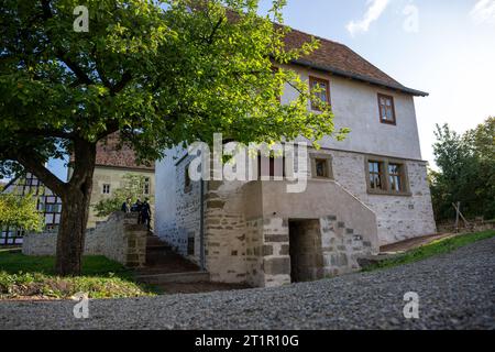 Bad Windsheim, Deutschland. Oktober 2023. Die ehemalige Allersheimer Synagoge im Fränkischen Freilichtmuseum Bad Windsheim. Nachdem die ehemalige Synagoge in Allersheim in Unterfranken abgebaut und zunächst im Fränkischen Freilichtmuseum gelagert worden war, wurde sie nach dreijähriger Umbauzeit im Freilichtmuseum eröffnet. Quelle: Pia Bayer/dpa/Alamy Live News Stockfoto