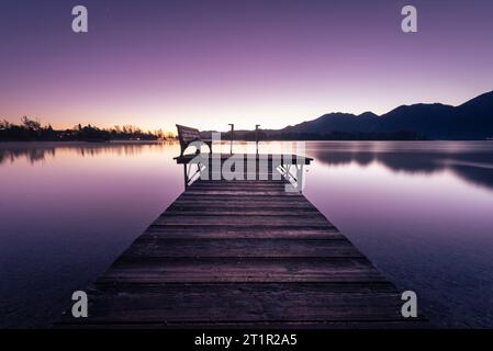 Ein Holzsteg am Ufer des Kochelsees in der Dämmerung im Herbst, Bayern Stockfoto