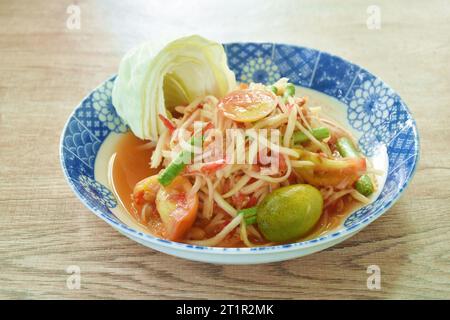 Som tum Thai würziger grüner Papaya-Salat mit frischem Kohl auf Teller Stockfoto