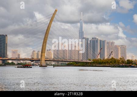 Ho Chi Minh, Vietnam. Saigon River, Thu Thiem 2 Bridge, Wahrzeichen 81 Wolkenkratzer im Hintergrund. Stockfoto