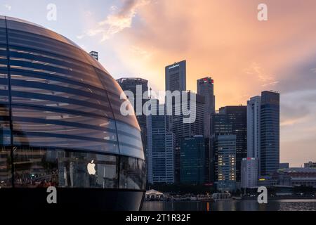 Singapur - 20. Oktober 2022: Apple Marina Bay Sands mit Sonnenuntergang. Der weltweit erste schwimmende Apple Store, entworfen von Foster + Partners. Stockfoto