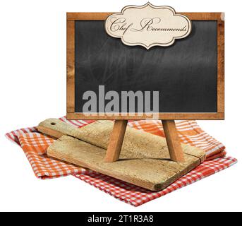 Altes Schneidebrett aus Holz und leere Tafel mit Kopierraum und einem Etikett mit Text Chef empfiehlt, auf karierten Tischdecken, rot, orange und weiß. Stockfoto