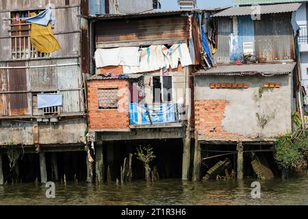 Saigon Riverside View in der Nähe von Ho Chi Minh, Vietnam. Gehäuse der unteren Klasse. Stockfoto