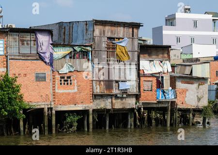 Saigon Riverside View in der Nähe von Ho Chi Minh, Vietnam. Gehäuse der unteren Klasse. Stockfoto