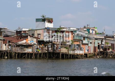 Saigon Riverside View in der Nähe von Ho Chi Minh, Vietnam. Gehäuse der unteren Klasse. Stockfoto