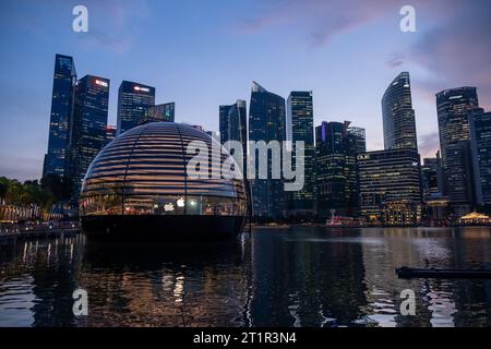 Singapur - 20. Oktober 2022: Apple Marina Bay Sands mit Sonnenuntergang. Der weltweit erste schwimmende Apple Store, entworfen von Foster + Partners. Stockfoto