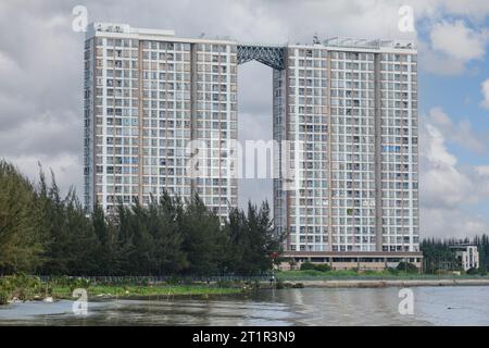 Saigon Riverside View in der Nähe von Ho Chi Minh, Vietnam. Modernes Hochhaus. Stockfoto