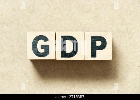 Buchstabenblock im Wort GDP (Abkürzung für gute Vertriebspraxis oder Bruttoinlandsprodukt) Auf Holzhintergrund Stockfoto