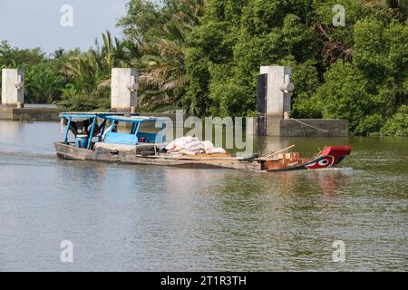 Transport mit kleinen Booten auf dem Saigon River, in der Nähe von Ho Chi Minh, Vietnam. Stockfoto