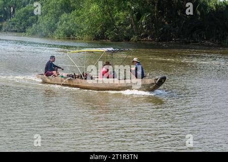 Kleines Boot auf dem Saigon River, in der Nähe von Ho Chi Minh, Vietnam. Stockfoto