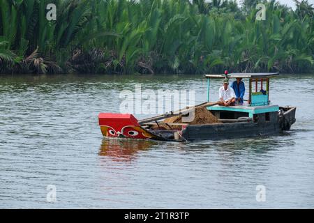 Transport mit kleinen Booten auf dem Saigon River, in der Nähe von Ho Chi Minh, Vietnam. Stockfoto