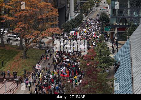 USA. Oktober 2023. Allgemeine Ansicht der Demonstranten, die sich im Westlake Park versammeln, um Solidarität als Reaktion auf die jüngsten Angriffe der Hamas und die anhaltenden Spannungen im Nahen Osten zu zeigen. Tausende Demonstranten versammelten sich am Samstag im Westlake Park in der Innenstadt von Seattle, um ihre Ablehnung gegen weitere Gewalt nach den jüngsten tödlichen Angriffen zu äußern, die Israel vor nur einer Woche überraschten.die Demonstration zielte darauf ab, den Fokus auf die Wiederherstellung der Menschenrechte und die Bereitstellung humanitärer Hilfe zu verlagern in die kriegszerrüttete Region Gaza. Dieses Ereignis kam als Reaktion auf den tragischen Vorfall im Oktober Stockfoto