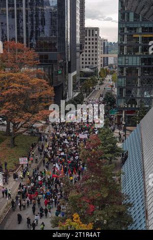 USA. Oktober 2023. Allgemeine Ansicht der Demonstranten, die sich im Westlake Park versammeln, um Solidarität als Reaktion auf die jüngsten Angriffe der Hamas und die anhaltenden Spannungen im Nahen Osten zu zeigen. Tausende Demonstranten versammelten sich am Samstag im Westlake Park in der Innenstadt von Seattle, um ihre Ablehnung gegen weitere Gewalt nach den jüngsten tödlichen Angriffen zu äußern, die Israel vor nur einer Woche überraschten.die Demonstration zielte darauf ab, den Fokus auf die Wiederherstellung der Menschenrechte und die Bereitstellung humanitärer Hilfe zu verlagern in die kriegszerrüttete Region Gaza. Dieses Ereignis kam als Reaktion auf den tragischen Vorfall im Oktober Stockfoto