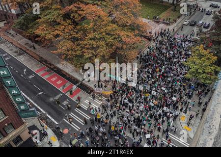 USA. Oktober 2023. Allgemeine Ansicht der Demonstranten, die sich im Westlake Park versammeln, um Solidarität als Reaktion auf die jüngsten Angriffe der Hamas und die anhaltenden Spannungen im Nahen Osten zu zeigen. Tausende Demonstranten versammelten sich am Samstag im Westlake Park in der Innenstadt von Seattle, um ihre Ablehnung gegen weitere Gewalt nach den jüngsten tödlichen Angriffen zu äußern, die Israel vor nur einer Woche überraschten.die Demonstration zielte darauf ab, den Fokus auf die Wiederherstellung der Menschenrechte und die Bereitstellung humanitärer Hilfe zu verlagern in die kriegszerrüttete Region Gaza. Dieses Ereignis kam als Reaktion auf den tragischen Vorfall im Oktober Stockfoto