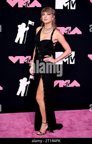 Aktenfoto vom 09/23 von Taylor Swift bei den MTV Video Music Awards 2023 im Prudential Center in Newark, New Jersey. Swift hatte einen Überraschungsauftritt in der US-Sketch-Show Saturday Night Live Moments, nachdem NFL-Star Travis Kelce einen Cameo gemacht hatte. In der ersten Episode der 49. Staffel erschien der Sänger kurz, um einen Auftritt des Rappers Ice Spice vorzustellen, während Kelce, der Spieler der Kansas City Chiefs, am Ende eines Sketches spielte, der sich über seine Romantik lustig machte. Ausgabedatum: Sonntag, 15. Oktober 2023. Stockfoto