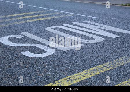 Ein Foto von langsamer Schrift auf einer Stadtstraße. Stockfoto