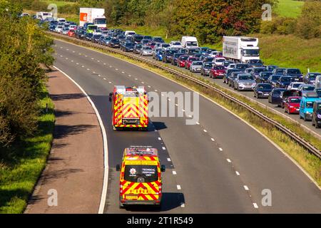 Bolton, Lancashire... 16. Oktboer, 2023. Bei einem andauernden Polizeivorfall auf der M61 ist die Autobahn in beide Richtungen gesperrt, der Verkehr hat sich für Meilen erhöht. Lancashire Constabulary schloss die North West Autobahn in beide Richtungen zwischen den Anschlussstellen 6 und 8 in der Nähe von Chorley und Bolton vor Mittag am Sonntag, die Polizei erhielt einen Anruf gegen 30 Uhr heute (15. Oktober), um Berichte über einen plötzlichen Tod bei der Ankunft fanden Offiziere die Leiche eines Mannes. Sein Tod wird nicht als verdächtig behandelt und eine Akte wird für die Leichenbeschuldigung vorbereitet; CernanElias/AlamyLiveNews Stockfoto