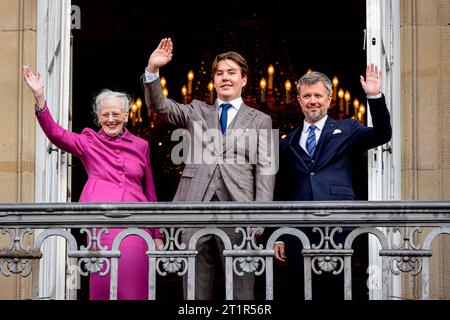 Kopenhagen, Dänemark. Oktober 2023. KOPENHAGEN, DÄNEMARK - 15. OKTOBER: Prinz Christian, Königin Margrethe, Kronprinz Frederik, Kronprinzessin Mary, Prinzessin Isabella, Prinz Vincent und Prinzessin Josephine auf dem Balkon des Palastes Amalienborg anlässlich des 18. Geburtstags von H.K.H. Prinz Christian am 15. Oktober 2023 in Kopenhagen, Dänemark. Quelle: Patrick van Katwijk/dpa/Alamy Live News Stockfoto