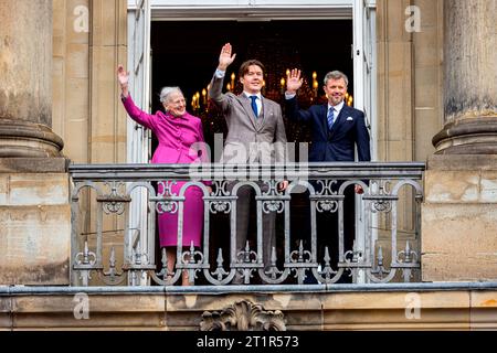 Kopenhagen, Dänemark. Oktober 2023. KOPENHAGEN, DÄNEMARK - 15. OKTOBER: Prinz Christian, Königin Margrethe, Kronprinz Frederik, Kronprinzessin Mary, Prinzessin Isabella, Prinz Vincent und Prinzessin Josephine auf dem Balkon des Palastes Amalienborg anlässlich des 18. Geburtstags von H.K.H. Prinz Christian am 15. Oktober 2023 in Kopenhagen, Dänemark. Quelle: Patrick van Katwijk/dpa/Alamy Live News Stockfoto