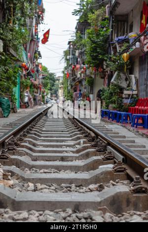 The Train Street (NGO 224 Le Duan) - Eisenbahngleis in Old Quarter, Hanoi, Vietnam Stockfoto