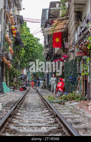 The Train Street (NGO 224 Le Duan) - Eisenbahngleis in Old Quarter, Hanoi, Vietnam Stockfoto