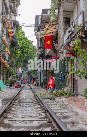 The Train Street (NGO 224 Le Duan) - Eisenbahngleis in Old Quarter, Hanoi, Vietnam Stockfoto