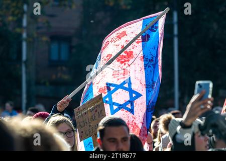 Belfast, Großbritannien. Oktober 2023. Einige Tausend Menschen nehmen an dem "Marsch für Palästina" im Zentrum von Belfast Teil, um die anhaltende Vergeltung der israelischen Verteidigungskräfte in Gaza hervorzuheben, die bis heute 2300 Todesopfer nach dem Massaker an 1300 Israelis durch die Hamas am vergangenen Wochenende hinterlassen hat. Es gab eine kleine Gegendemonstration von einigen Personen, die den Stern der David-Flagge hochhielten. Die Rallye wurde von der Ireland Palestine Solidarity Campaign (IPSC) Credit: Bonzo/Alamy Live News organisiert Stockfoto