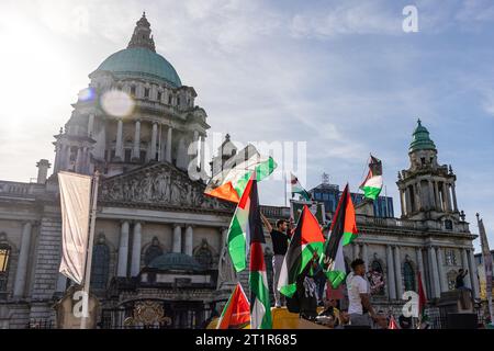 Belfast, Großbritannien. Oktober 2023. Einige Tausend Menschen nehmen an dem "Marsch für Palästina" im Zentrum von Belfast Teil, um die anhaltende Vergeltung der israelischen Verteidigungskräfte in Gaza hervorzuheben, die bis heute 2300 Todesopfer nach dem Massaker an 1300 Israelis durch die Hamas am vergangenen Wochenende hinterlassen hat. Es gab eine kleine Gegendemonstration von einigen Personen, die den Stern der David-Flagge hochhielten. Die Rallye wurde von der Ireland Palestine Solidarity Campaign (IPSC) Credit: Bonzo/Alamy Live News organisiert Stockfoto