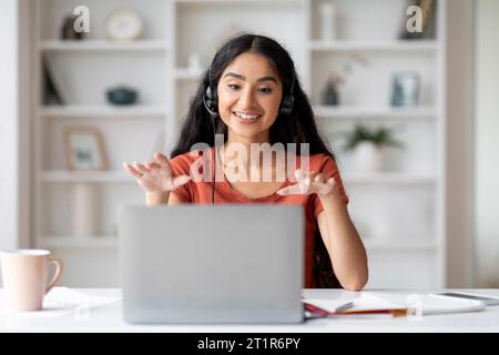 Fröhliche Indische Lehrerin, Die Virtuellen Unterricht Mit Schülern Hat Stockfoto
