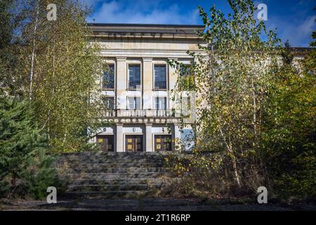 Wandlitz OT Lanke im Bundesland Brandenburg Gebäudekomplex am Bogensee im Barnim ehemalige NS-Reichspropagandaschule, zu DDR Zeiten FDJ-Hochschule Wilhelm Pieck. - 15.10.2023 Brandenburg *** Wandlitz OT Lanke in der brandenburgischen Bauanlage am Bogensee in der Barnim ehemaligen NS-Reichspropagandaschule, zu DDR-Zeiten FDJ Hochschule Wilhelm Pieck 15 10 2023 Brandenburg Stockfoto