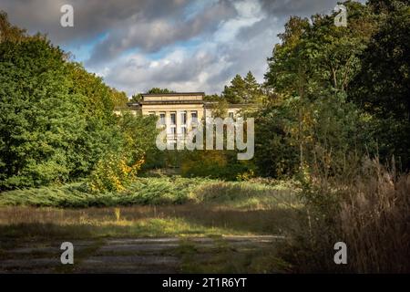 Wandlitz OT Lanke im Bundesland Brandenburg Gebäudekomplex am Bogensee im Barnim ehemalige NS-Reichspropagandaschule, zu DDR Zeiten FDJ-Hochschule Wilhelm Pieck. - 15.10.2023 Brandenburg *** Wandlitz OT Lanke in der brandenburgischen Bauanlage am Bogensee in der Barnim ehemaligen NS-Reichspropagandaschule, zu DDR-Zeiten FDJ Hochschule Wilhelm Pieck 15 10 2023 Brandenburg Stockfoto