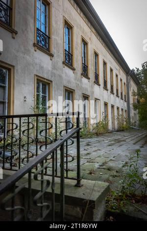 Wandlitz OT Lanke im Bundesland Brandenburg Gebäudekomplex am Bogensee im Barnim ehemalige NS-Reichspropagandaschule, zu DDR Zeiten FDJ-Hochschule Wilhelm Pieck. - 15.10.2023 Brandenburg *** Wandlitz OT Lanke in der brandenburgischen Bauanlage am Bogensee in der Barnim ehemaligen NS-Reichspropagandaschule, zu DDR-Zeiten FDJ Hochschule Wilhelm Pieck 15 10 2023 Brandenburg Stockfoto