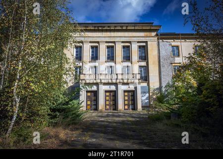 Wandlitz OT Lanke im Bundesland Brandenburg Gebäudekomplex am Bogensee im Barnim ehemalige NS-Reichspropagandaschule, zu DDR Zeiten FDJ-Hochschule Wilhelm Pieck. - 15.10.2023 Brandenburg *** Wandlitz OT Lanke in der brandenburgischen Bauanlage am Bogensee in der Barnim ehemaligen NS-Reichspropagandaschule, zu DDR-Zeiten FDJ Hochschule Wilhelm Pieck 15 10 2023 Brandenburg Stockfoto